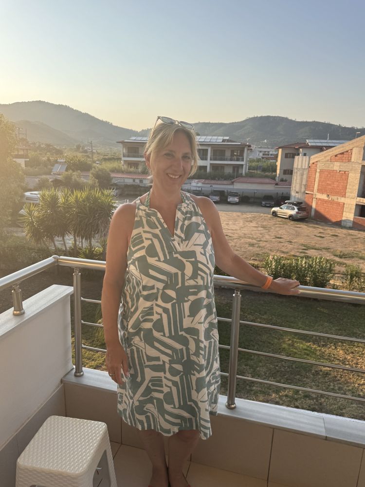 Petra im Abendlicht auf einem Balkon