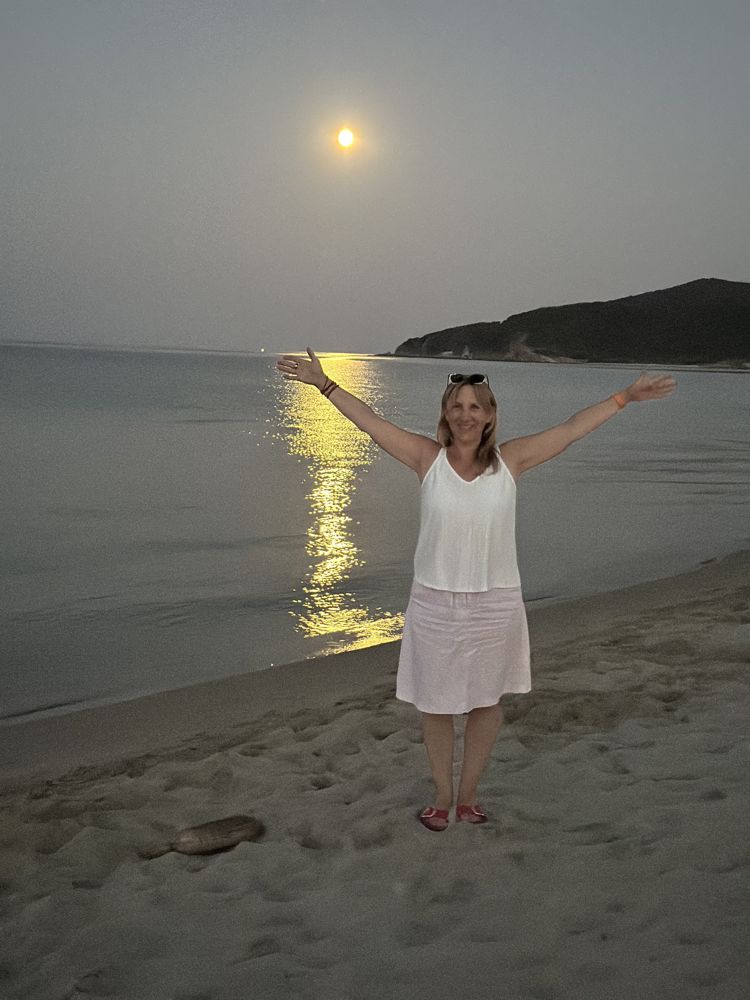 Petra am Strand, die Arme weit geöffnet