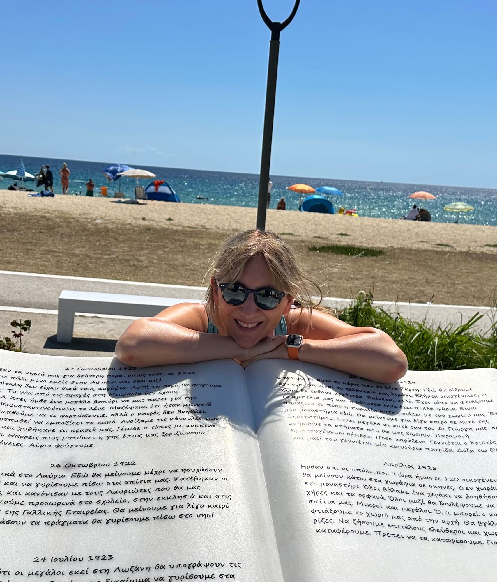 Petra mit Buch am Strand