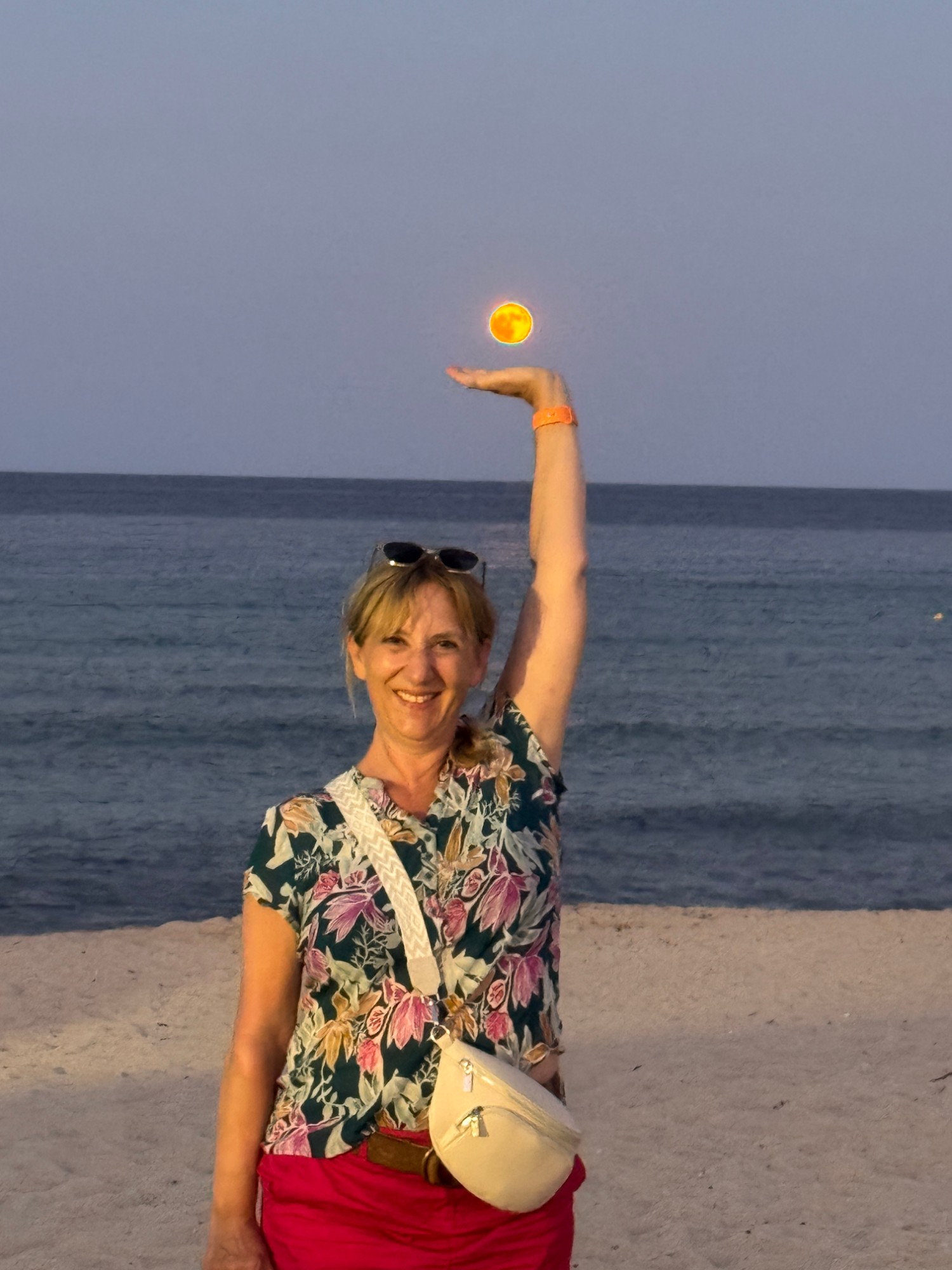 Petra hält den Mond auf der Hand